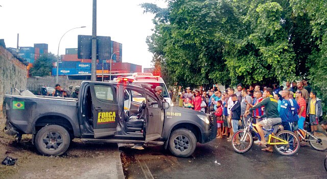 Carro foi atingido por criminosos ao entrar por engano em favela. Foto: Reprodução